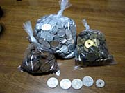 気が向いたら10円玉以下のお金をワインの瓶に入れていた。なんとなく邪魔になってきたので集計してみたら5000円ちょっとになっていた。別途100円玉以上のお金をいれる貯金箱があるのだけど、引っ越し以来行方不明。 貯金箱の小銭