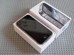 iPhone 4Sの箱を開けたところ