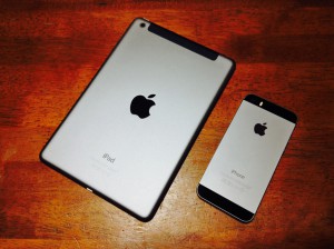 スペースグレイのiPad mini RetinaとiPhone 5s