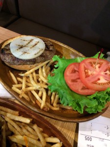 クア・アイナでハンバーガーを食べた