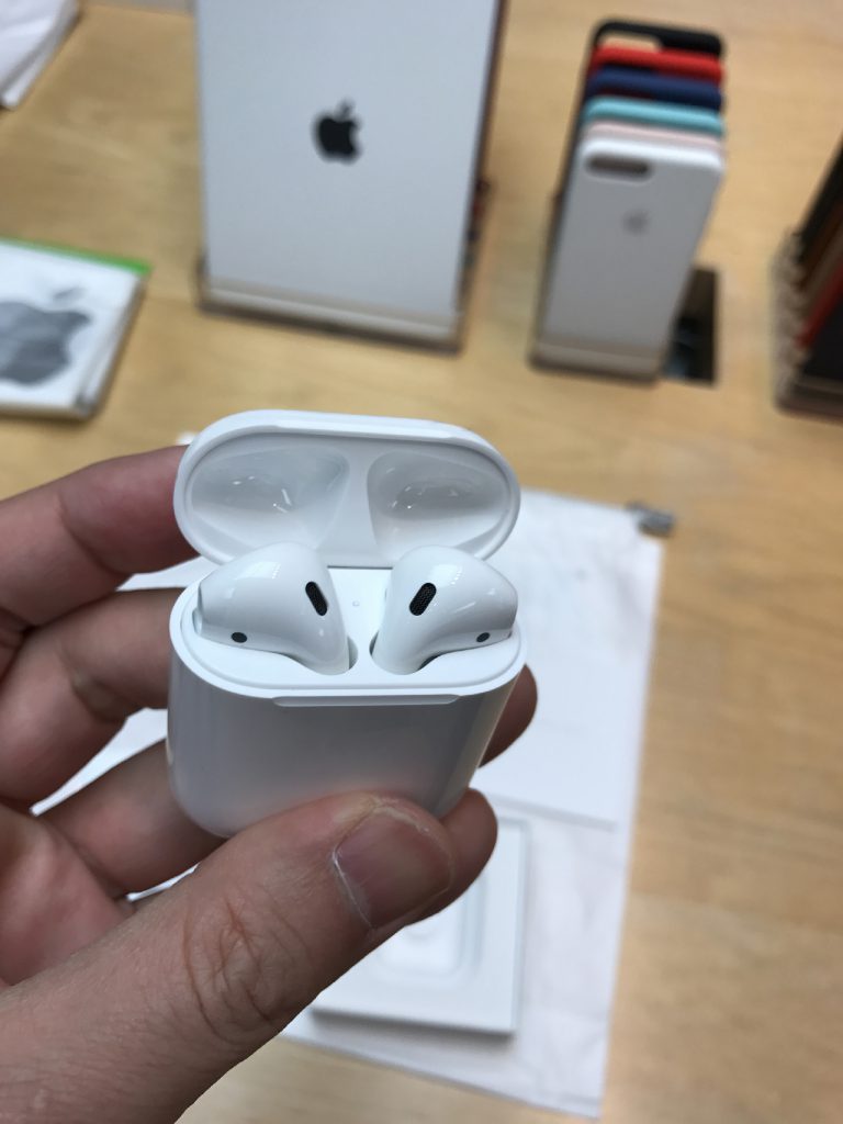 Apple Store渋谷で買ってすぐに開封したAirPods