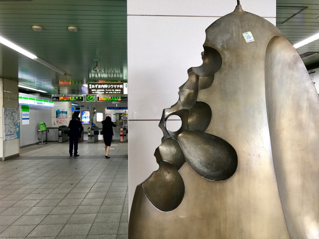 仲町台駅前のオブジェ