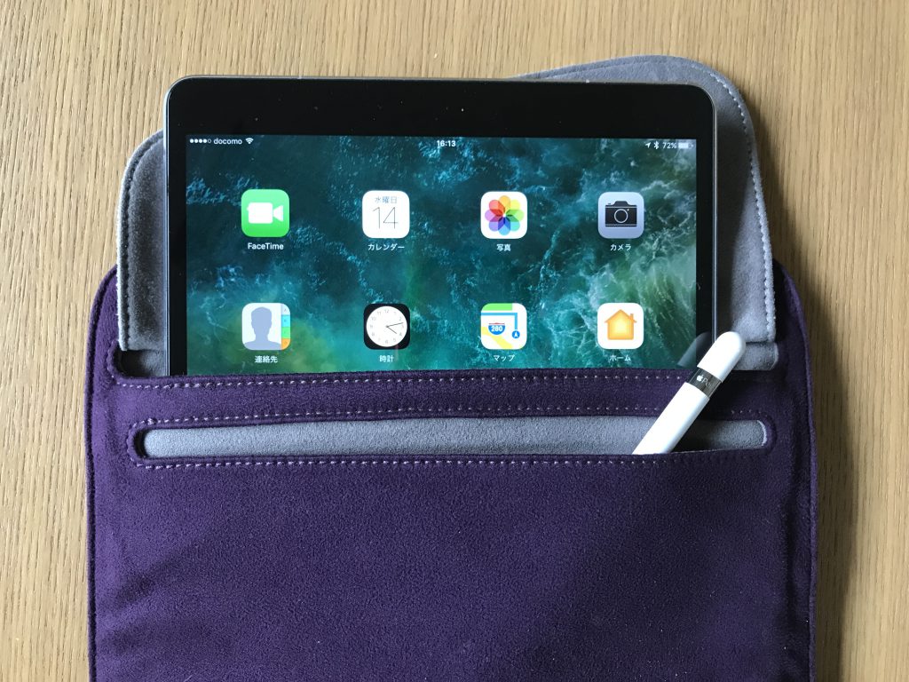 moshi museには前にポケットがあるのでApple Pencilを入れておくのにちょうど良い