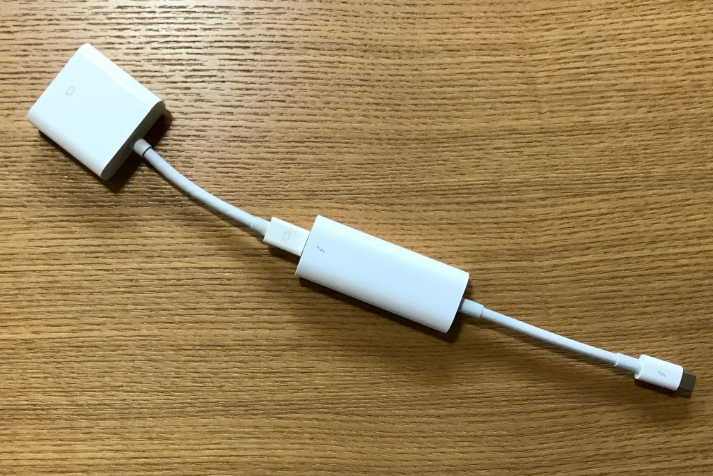 「Thunderbolt 3（USB-C）- Thunderbolt 2アダプタ」に「Mini DisplayPort - DVIアダプタ」を接続