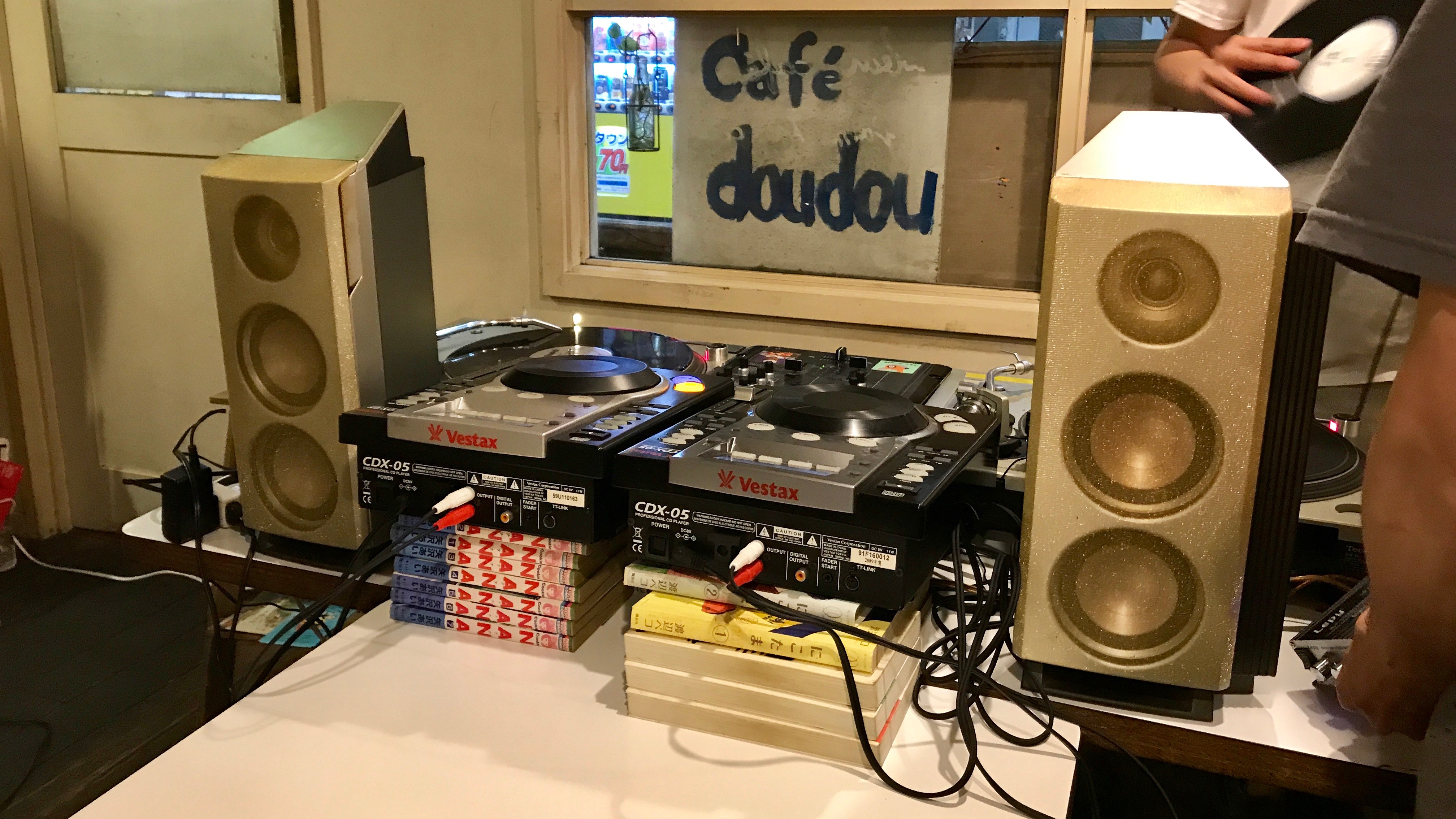 DJ Party in Cafe doudou