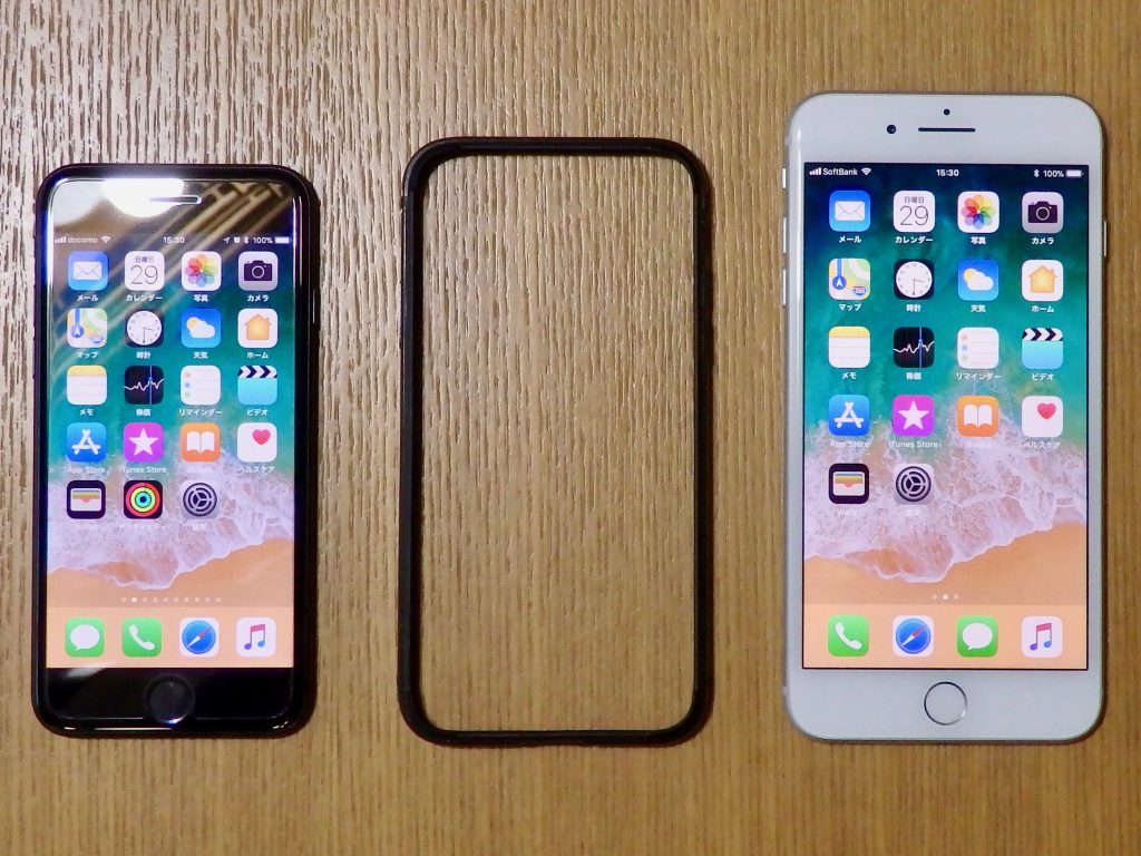 iPhone 7と借りているiPhone 8 Plusの間に置いてみた。iPhone Xのサイズ感がようやく分かってきた