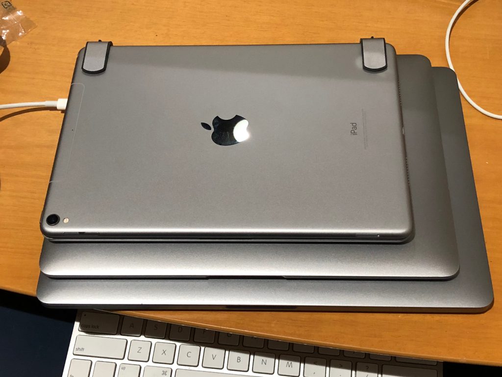 13インチ、12インチMacBookの上に、10.5インチiPad ProにBRYDGEのキーボードを装着したものを重ねた