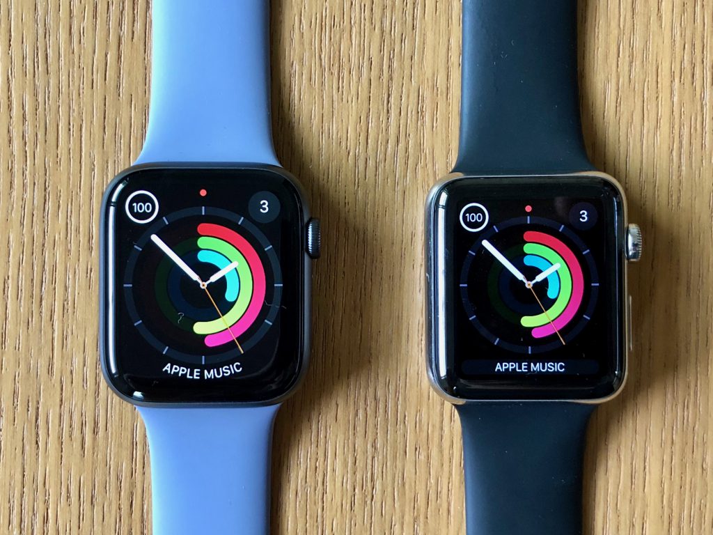 Apple Watch Series 4（左）は、Series 2／3（右）よりもケース自体が一回り大きい。角の丸みが大きく柔らかい印象を受ける